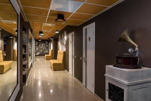 Ambassador Plaza Hotel 5